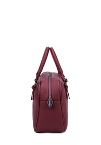 Rode gestructureerde leren handtas met dubbele handvaten, een ritsluiting en metallic hardware. Rechthoekige vorm met strakke lijnen en minimale accenten.