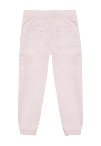 Pantalons cargo rose clair avec une taille élastique, deux poches arrière et des poignets élastiques aux chevilles. Texture du tissu lisse.