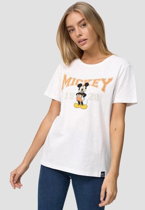 T-shirt bianco in cotone con una grafica di Topolino, con testo arancione e grigio che recita "MICKEY 1928". Maniche corte e scollatura rotonda.