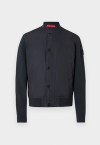 Μαύρο μπουφάν bomber με συνδυασμό απαλού υφάσματος και πλεκτά μανίκια με υφή, με όρθιο γιακά και έξι κουμπιά κλεισίματος.