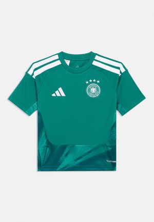 Camiseta de fútbol verde de Adidas con rayas blancas en los hombros, logo de la Asociación Alemana de Fútbol con cuatro estrellas en el pecho y texto ClimaCool.