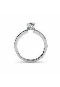 Anello di fidanzamento in argento con un diamante rotondo al centro, accentuato da pietre più piccole sulla fascia, con una finitura liscia e lucida.