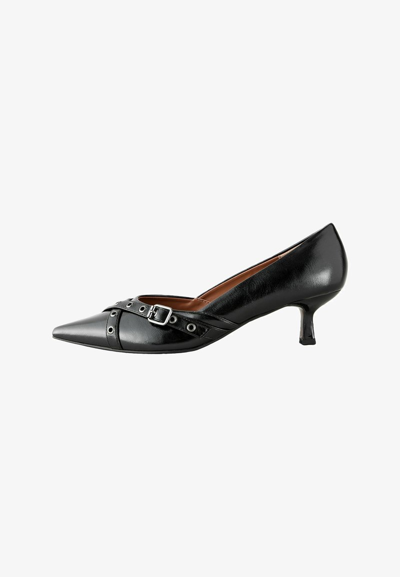 Décolleté in pelle nera con punta affusolata, tacco curvo e fibbia decorativa. Presenta una texture liscia e una cintura contrastante con dettagli metallici.