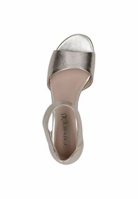 Metaliniai sidabriniai basutės su aukštu kulnu, plačia juosta per pirštus ir kulkšnies dirželiu. Lygus paviršius ir atvira konstrukcija, pabrėžianti paminkštintą vidpadį.