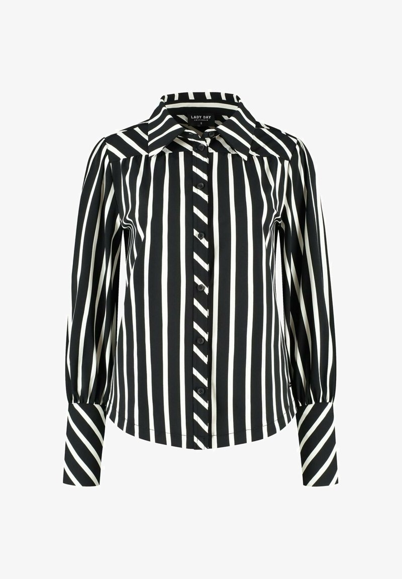 Zwart-wit gestreepte overhemden met klassieke kraag, lange opbollende mouwen en contrasterende verticale en diagonale streeppatronen.