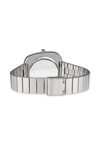 Geschlossene silberne Metallglieder-Uhrenarmband mit rechteckiger Schließe, die mit "Copenhagen Studios" graviert ist, und rundem Uhrenboden mit Markenkennzeichnung.
