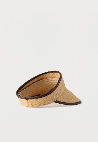 Καπέλο με ψάθινη ζελατίνα και φαρδύ γείσο, χρώματος ταμπά, με υφή στην επιφάνεια και σκουρό καφέ φάσα. Εσωτερικά διαθέτει ελαφριά επένδυση για άνεση.