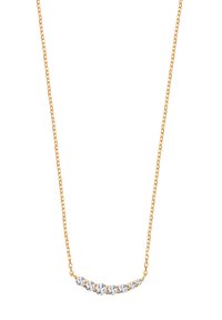 Złoty naszyjnik z łańcuszka z zakrzywionym rzędem przezroczystych kamieni szlachetnych na środku. Gładkie wykończenie metalu, delikatne ogniwa i błyszczące detale.