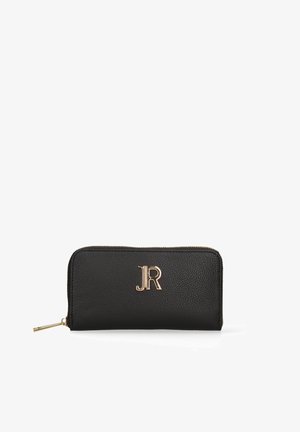 Portefeuille zippé en cuir noir texturé avec logo "JR" doré et tirette de fermeture éclair assortie en or sur fond blanc.