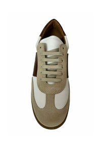 Sneaker with a beige suede and white leather upper. Features matching laces and a rounded toe. Soft brown accents visible on sides.