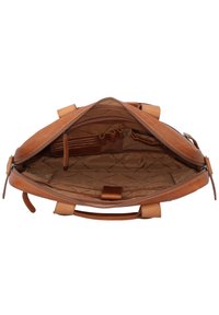 Tasche aus braunem Leder mit Reißverschluss, geräumigem Innenraum mit strukturiertem Futter, mehreren Fächern und zwei Traggriffen.