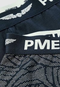 Modra moška spodnja perila ima širok elastičen pas z napisom "PME" in teksturiranim vzorcem v svetlejših odtenkih, izdelano je iz mehkega materiala.