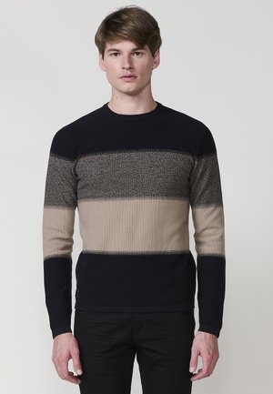 Jersey de punto con un diseño de bloques de color que presenta franjas en azul marino, gris claro y beige. Cuello redondo clásico y mangas largas.