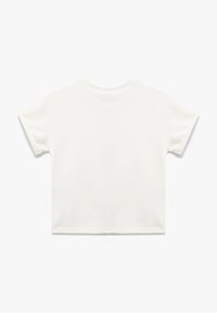 Crop white t-shirt, struktureret stof, korte ærmer, rund halsudskæring, simpelt design uden udsmykninger eller mønstre.