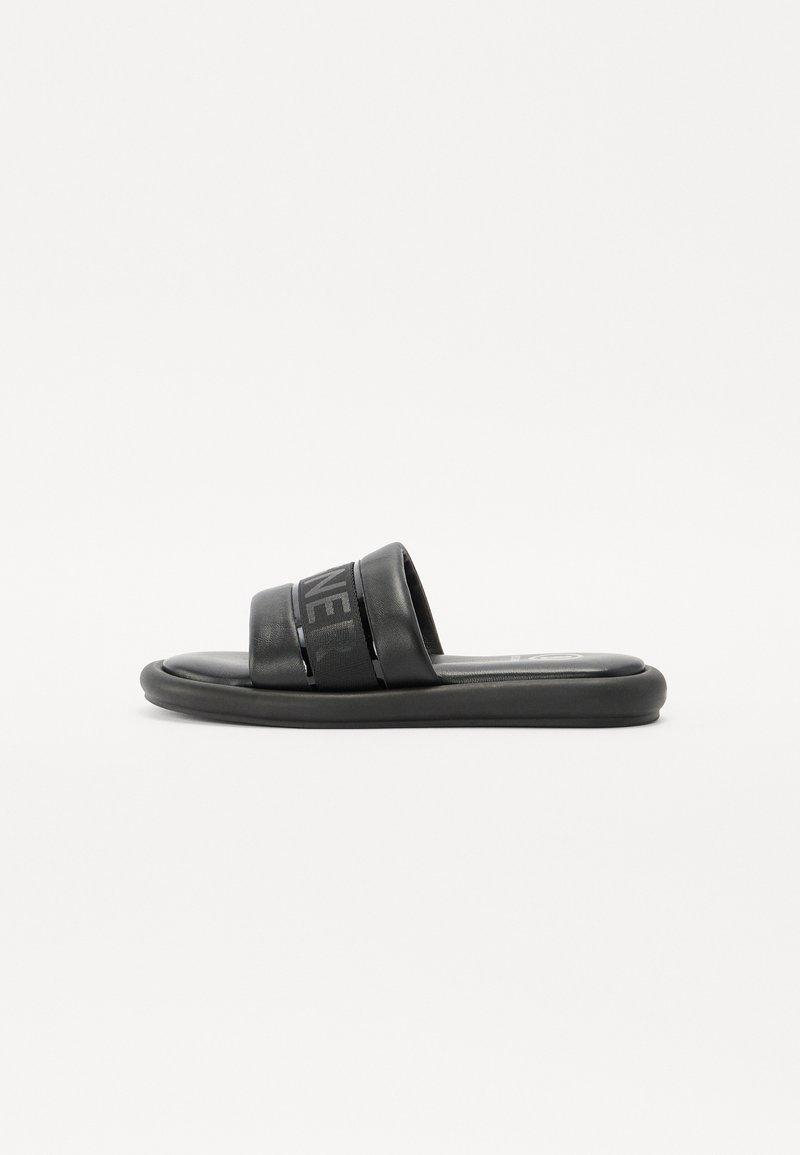 Sorte svarte sandaler med to teksturerte stropper og en flat såle, med logo på en stropp. Laget av syntetisk materiale, med glatt overflate.