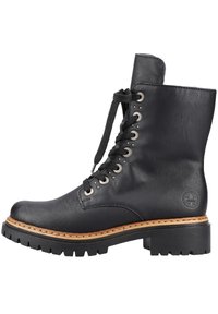 Bottes de cheville en cuir noir avec lacets, à bout arrondi, œillets en acier inoxydable et semelle en caoutchouc marron contrastante. Présente une surface texturée et un logo.