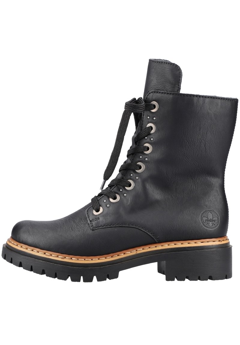 Bottes de cheville en cuir noir avec lacets, à bout arrondi, œillets en acier inoxydable et semelle en caoutchouc marron contrastante. Présente une surface texturée et un logo.