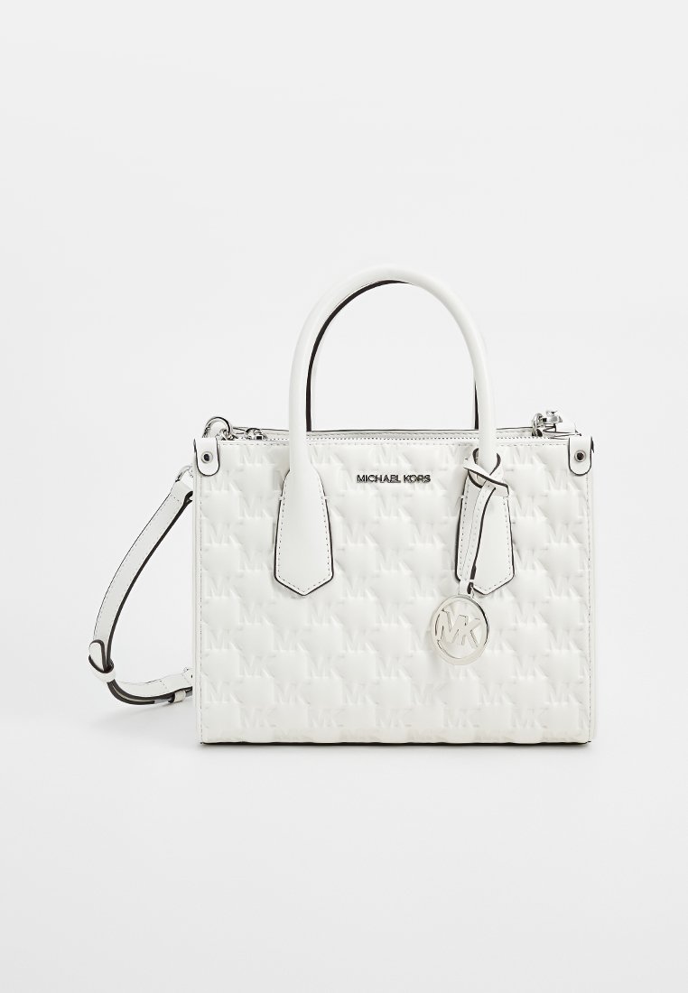 Weißes Lederhandtasche mit gestepptem Design, doppelten Griffen, einem abnehmbaren Schultergurt, silbernem Metallzubehör und einem markierten Metallanhänger.