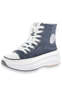 High-Top-Sneaker aus blauer Denim-Stoff mit weißen Schnürsenkeln, einer weißen Gummisohle und einem runden grauen Akzent an der Seite.
