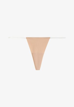 Nude-Stringtanga aus glattem, dehnbarem Stoff. Verfügt über dünne weiße Träger und ein minimalistisches Design, das hinten spitz zuläuft für einen diskreten Sitz.