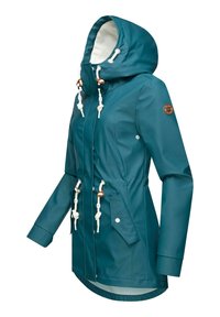 Giacca impermeabile color turchese con cappuccio, foderata in bianco pile, dotata di lacci di regolazione e tasche laterali. Caratterizzata da un accento con logo circolare sulla manica.