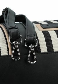 Borsa a strisce bianco e nero con tessuto testurizzato, dettagli in pelle nera liscia e clip in metallo argento sulle cinghie.