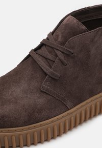 Clarks TORHILL DESERT BOOT - Stringate sportive - dark brown