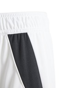Weiße Sportshorts mit einem schwarzen Seiteneinsatz. Der Stoff ist glatt und hat eine weiche Textur, und der Bund ist elastisch.