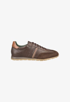 Baskets en cuir et daim marron avec détail talon beige, bandes latérales, laçage devant et semelle en caoutchouc claire, vues du côté extérieur.