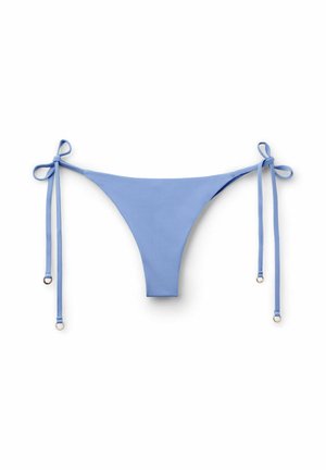 Hellblauer Bikini-Slip mit verstellbaren Seitenschnüren, die zu Schleifen gebunden sind, auf weißem Hintergrund dargestellt.