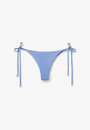 Hellblauer Bikini-Slip mit verstellbaren Seitenschnüren, die zu Schleifen gebunden sind, auf weißem Hintergrund dargestellt.