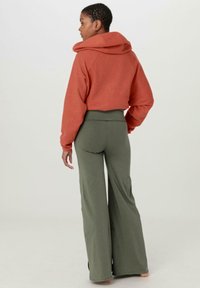 hessnatur ACTIVE - Stoffhose - oliv