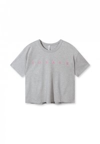 Camiseta gris de corte corto hecha de suave algodón, con un cuello redondo y mangas cortas. Texto rosa que dice "HOY" centrado en la parte frontal.