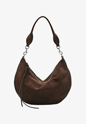 Bruine suède hobo-tas met een gebogen vorm, zilverkleurige hardware, ritssluiting en een brede, zachte schouderriem met accenten.