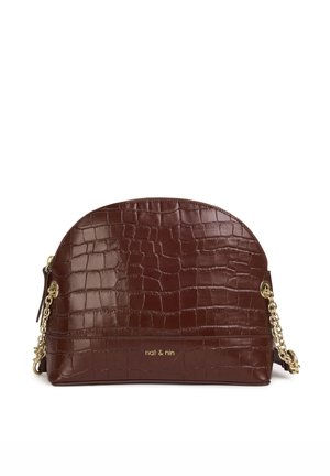 Borsa a tracolla in pelle marrone con motivo coccodrillo, forma arrotondata, dettagli in catena dorata e logo sulla parte anteriore.