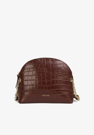 Bolso cruzado de cuero marrón con un patrón de cocodrilo, forma redondeada, acentos de cadena dorada y detalle del logo en la parte frontal.