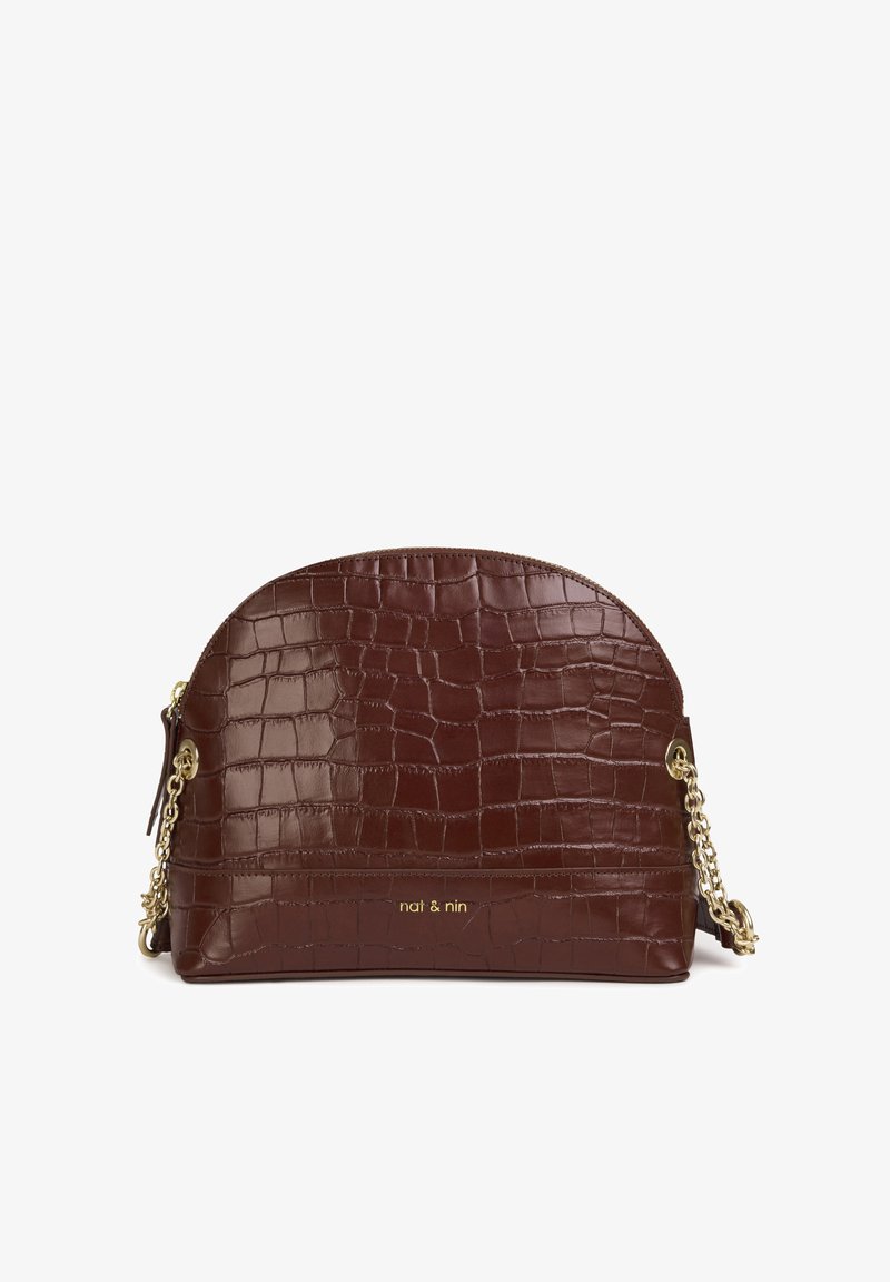 Borsa a tracolla in pelle marrone con motivo coccodrillo, forma arrotondata, dettagli in catena dorata e logo sulla parte anteriore.