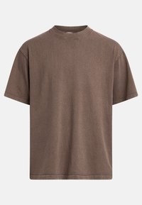 Brun bomuld t-shirt, korte ærmer, rund hals, afslappet pasform, glat tekstur, enkelt design og synlige syninger på kant og ærmer.
