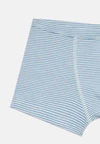 Kék és fehér csíkos boxer alsó, puha pamutból készült. Fitted kialakítással, elasztikus derékpánttal és lapos varratokkal rendelkezik.