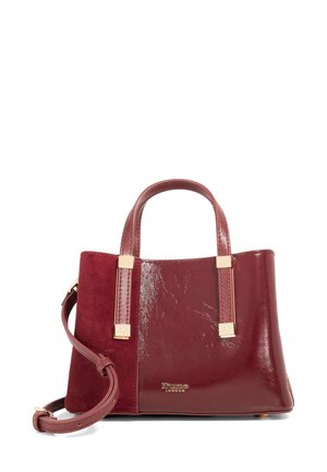 Bordeaux handtas van glanzend en suede materiaal, met een gestructureerde vorm, dubbele handvatten en accenten in goudkleurig beslag.