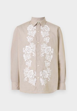 Camisa botão clara em bege com bordados florais brancos na frente. Apresenta um colarinho clássico e mangas longas com punhos abotoados.