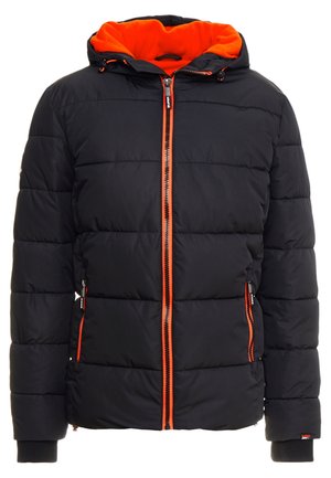 Schwarze Steppjacke mit leuchtend orangefarbenem Innenfutter, Kapuze, Frontreißverschluss und Reißverschlusstaschen an den Seiten.