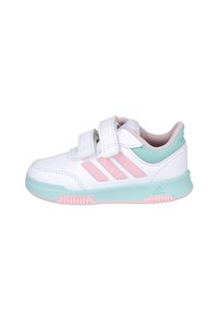 Zapatilla deportiva blanca con acentos en rosa y verde menta. Presenta dos correas de velcro, parte superior texturizada y una suela acolchada.