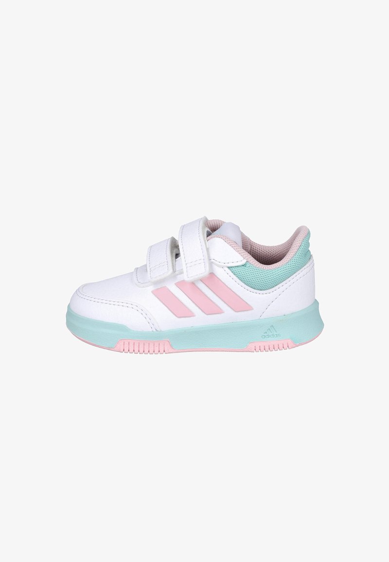 Zapatilla deportiva blanca con acentos en rosa y verde menta. Presenta dos correas de velcro, parte superior texturizada y una suela acolchada.
