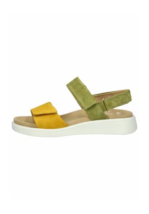 Sandalo in suede con cinturini gialli e verdi, con cinturino regolabile sul retro e suola piatta bianca, caratterizzato da una texture liscia e un design minimalista.
