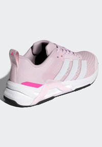 Pinkfarbener Sportschuh mit Obermaterial aus Mesh und synthetischem Textil, mit drei weißen Streifen, pinkfarbenen Akzenten und strukturierter Sohle mit schwarzer Laufsohle.