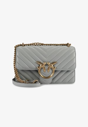 Gesteppte graue Ledertasche mit goldfarbenem Kettenriemen, verziert mit einem Vogelmotiv und einem runden Verschluss, rechteckige Form, strukturierte Oberfläche.