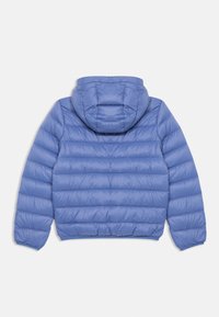 Blå puffjakke med hette, med horisontal quilting, elastiske mansjetter og en innsnøring i nederkant for en tett passform. Glatt, lett materiale.