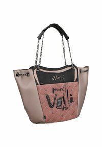 Rosa und schwarze Tragetasche mit gestepptem Design, metallischen Akzenten, Kettenriemen und dem Text "merci Voilà" in dekorativer Schrift.