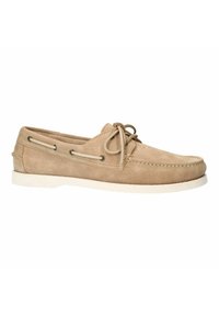 Beige Wildlederschuh im Boot-Stil mit gepolstertem Schaft, Schnürdetails und einer weißen Gummisohle. Verfügt über gestickte Akzente und Ösen für die Schnürsenkel.